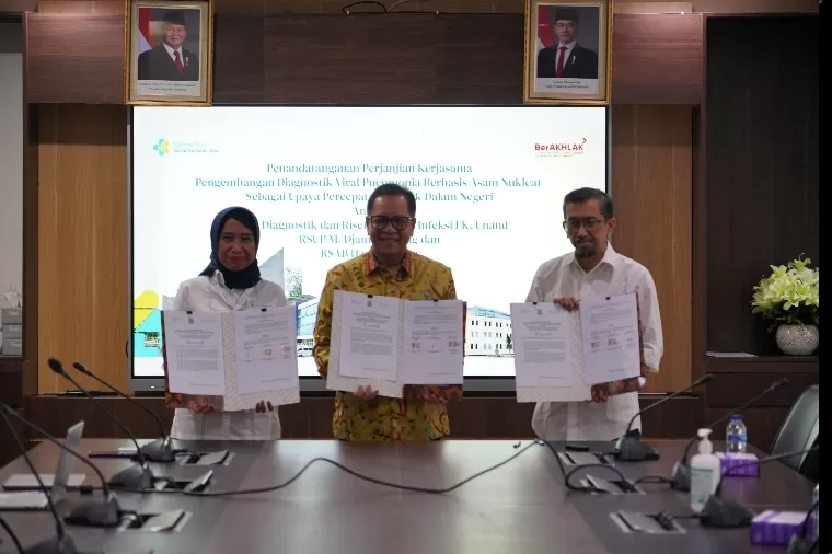 Foto bersama usai prosesi penandatanganan perjanjian kerja sama antara RSUP Dr. M. Djamil, PDRPI FK Unand dan RSAB Harapan Kita Jakarta, Kamis (16/1/2025). IST