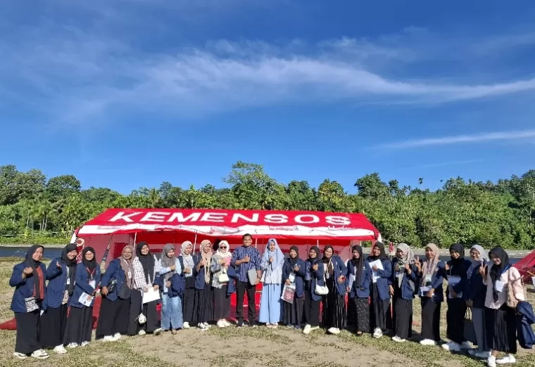Para mahasiswa dan dosen dari program studi Bimbingan dan Konseling Fakultas Ilmu Sosial dan Humaniora Universitas PGRI Sumbar saat lakukan kegiatan bimbingan konseling di Padangpariaman. IST