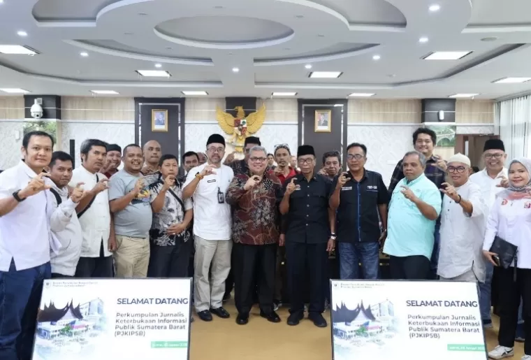 Pengurus dan anggota PJKIP Sumbar bersama Ketua DPRD Sumbar Muhidi setelah audensi, Jumat (3/1/2025). IST