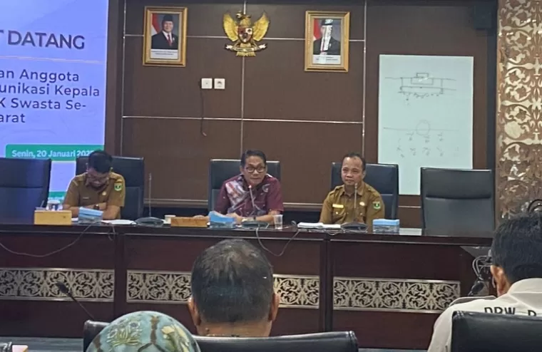 Wakil Ketua DPRD Sumbar Evi Yandri didampingi kabid PSMK Disdik Sumbar Ariswan terima audiensi pengurus dan anggota FKS SMK swasta se Sumbar di ruang Banggar, Senin, (20/1/2025).  IST