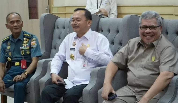 Ketua DPRD Sumbar, Muhidi saat penandatanganan komitmen Zona Integritas 2025  di Hall Kanwil Kementerian Hukum dan HAM Sumbar, Senin (20/1/2025). IST