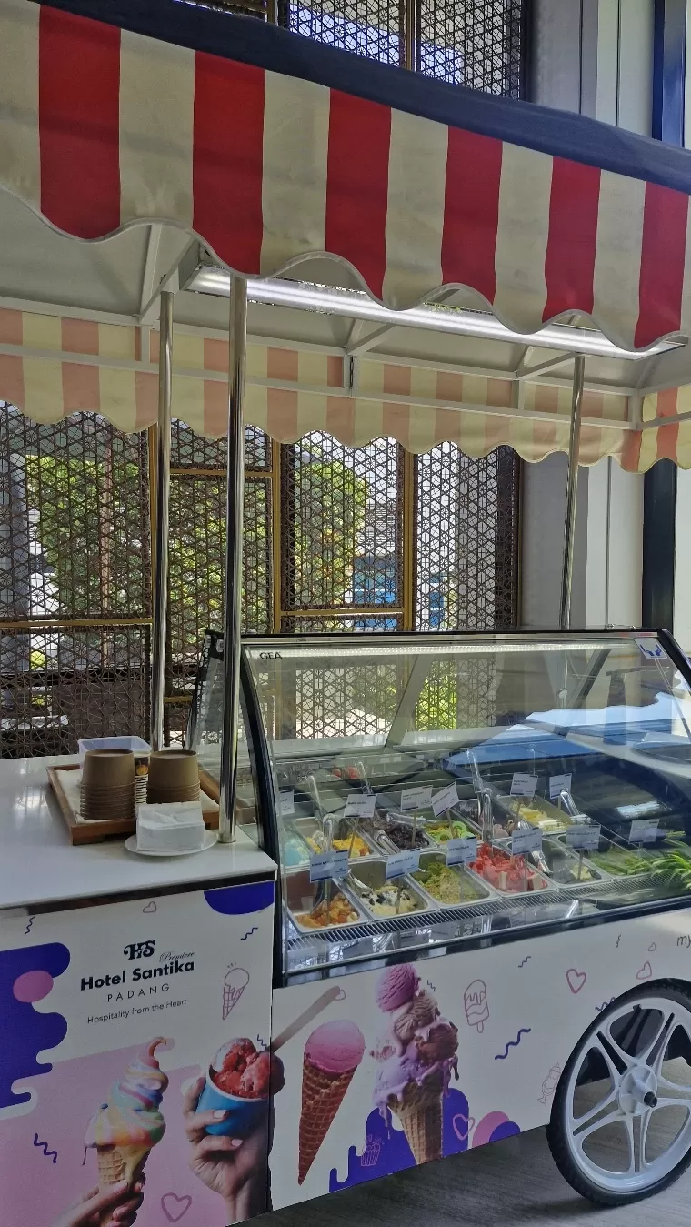 Lobby Lounge Hotel Santika Premiere Padang menyajikan gelato dengan berbagai varian yang siap memanjakan lidah Anda. IST