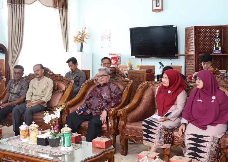 Ketua DPRD Sumbar, Muhidi saat lakukan kunjungan ke RSUD M Natsir Kota Solok, Jumat (24/1/2025) kemarin. IST