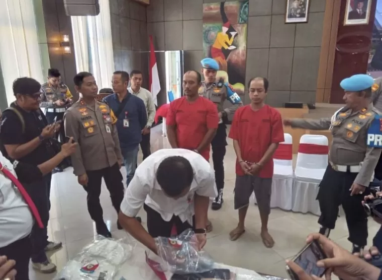 Polisi melihatkan barang bukti sabu dan pil ekstasi hasil tangkapan pelaku penyelundupan di BIM, di Mapolda Sumbar kemarin. (dok : arunala.com)
