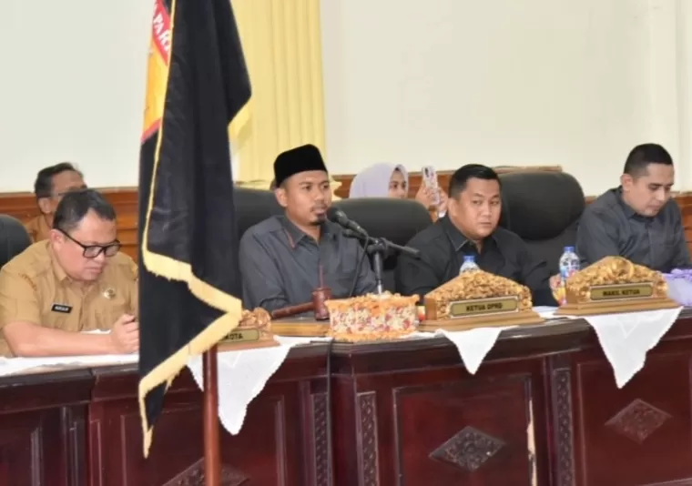 Ketua DPRD Kota Pariaman Muhajir Muslim pimpin rapat pengesahan Yota Balad - Mulyad menjadi pasangan Wali Kota dan Wakil Wali Kota Pariaman terpilih, Selasa (12/1/2025). IST