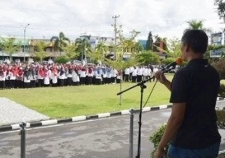 Pj Wali Kota Pariaman, Roberia pimpin apel  seluruh perangkat desa se Kota Pariaman di Halaman Balaikota Pariaman, Rabu (15/1/2025). IST