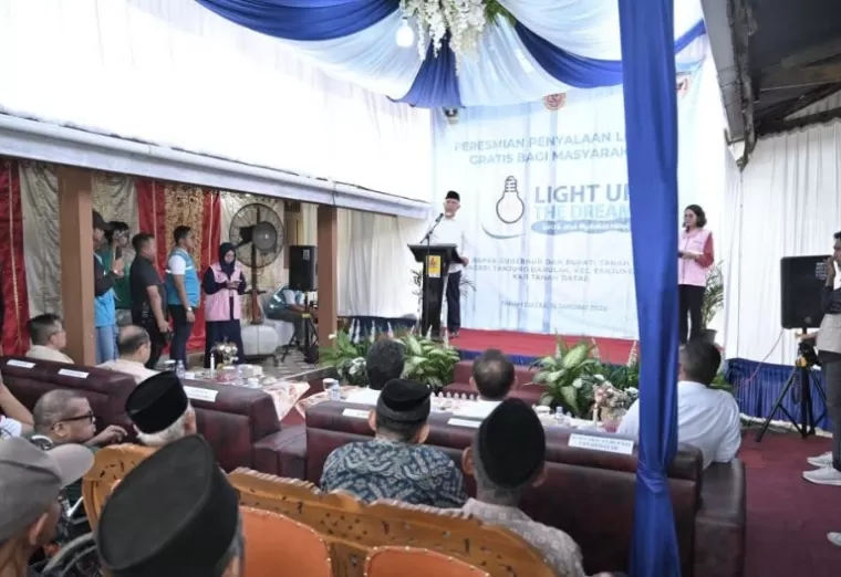 Gubernur Mahyeldi saat peresmian penyalaan listrik gratis bagi masyarakat Nagari Tanjung Barulak, Tanahdatar, Rabu (15/1/2025). IST