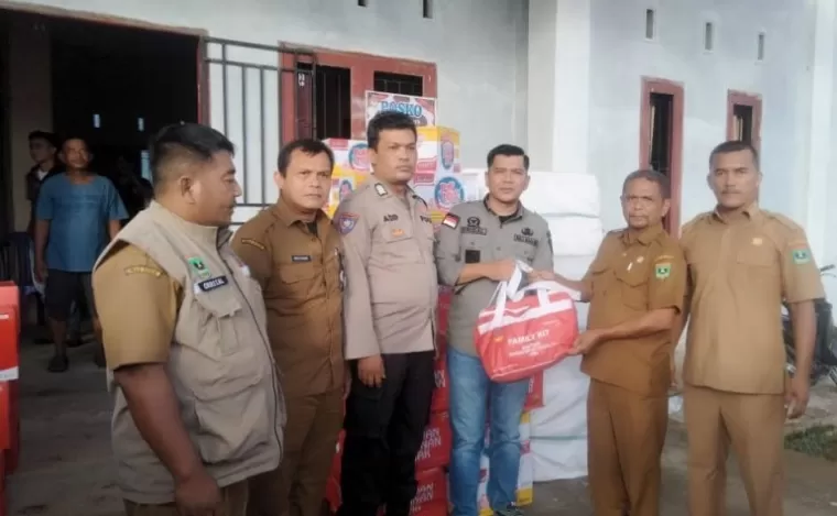 Dinsos Sumbar serahkan bantuan untuk korban banjir yang terjadi di Nagari Duku, Pessel, Selasa (7/1/2025). IST