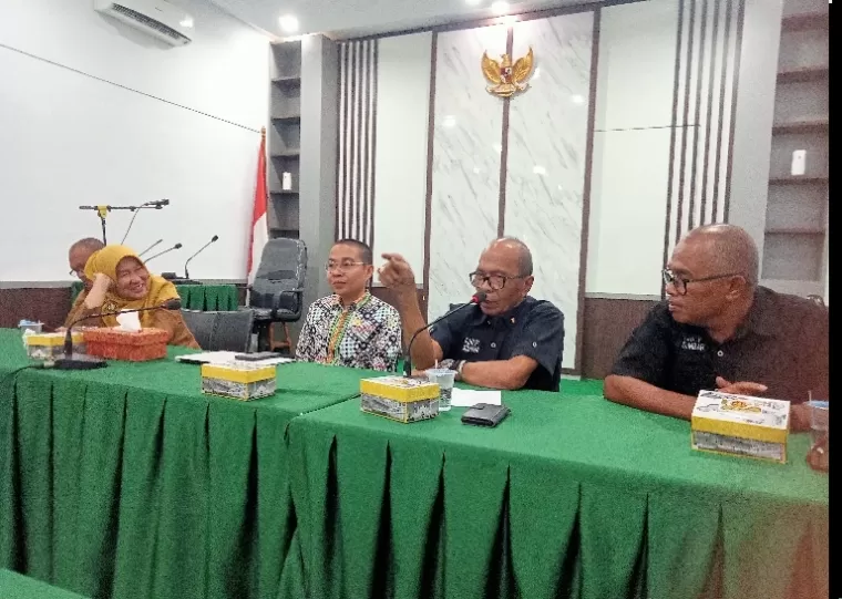 Suasana silaturahmi pihak KI Sumbar, Diskominfotik dan PJKIP, di Padang, Selasa sore (14/1/2025). (dok : arunala.com)