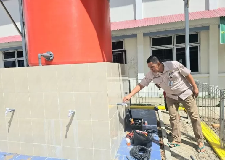 Camat Lubeg Nofiandi Amir melihat keberadaan sumur bor yang ada di kecamatan, Kamis (2/1/2025). IST