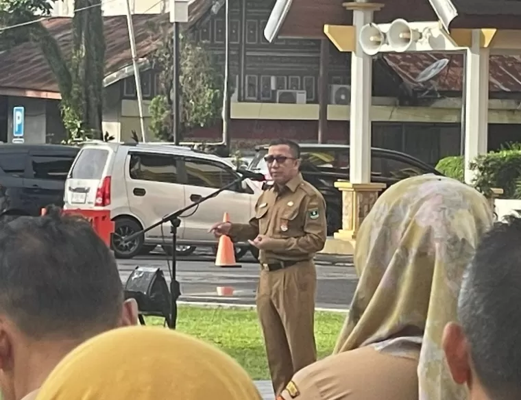 Pj Sekprov Sumbar, Yozawardi Usama Putra saat beri arahan pada para pegawai di Setprov Sumbar, Senin pagi (6/1/2025). IST