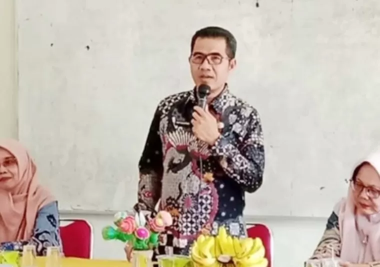 Plt Kepala Dinas Dikpora Kota Pariaman, Riky Falantino saat membuka Musyawarah Kerja Kepala Sekolah (MKKS) tingkat SMP se Kota Pariaman, Kamis (9/1/2024). IST