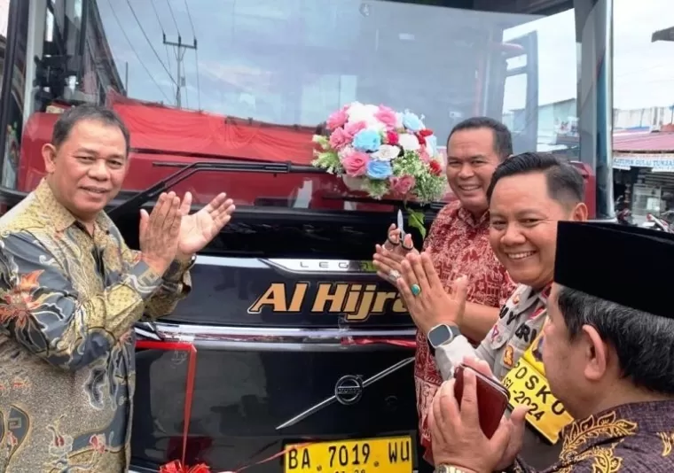 Owner PO Al Hijrah, Andri Abdurrahman saat pelepasan pemberangkatan umroh pelanggan setianya dan sekaligus launching 12 unit bus tronton Volvo 450 HP Euro Suite Class Family terbaru bertempat di Kantor Sianok Travel Umroh Jati Pariaman, Kamis (9/1/2025).