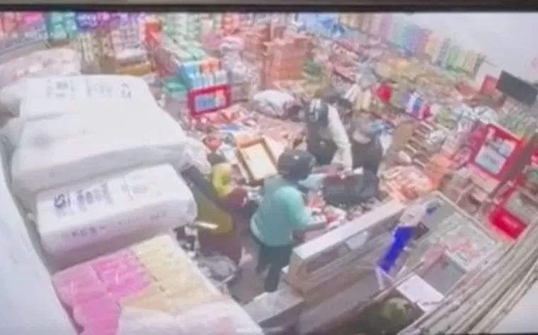 Rekaman CCTV merekam detik-detik aksi perompak yang terjadi di toko Barokah, Dharmasraya, Kamis (16/1/2025). IST