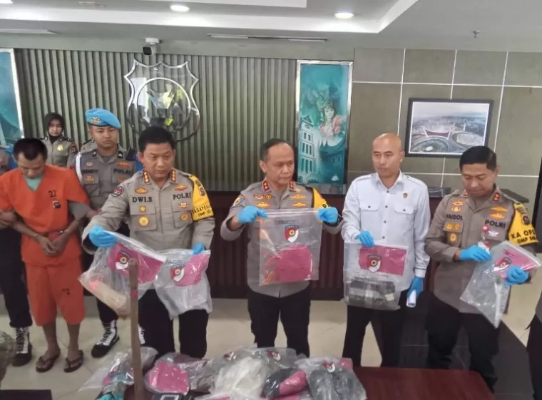 Kapolda Sumbar Irjen Pol Gatot Tri Suryanta saat kompres terkait penyerahan berkas perkara In Dragon oleh Polres Padangpariaman kepada Kejari Pariaman, di Mapolda Sumbar, Kamis (16/1/2025). (dok : arunala.com)
