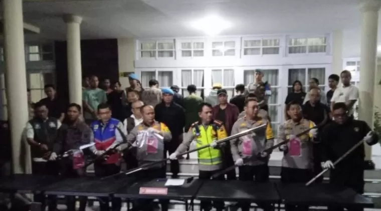 Kapolda Sumbar, Irjen Pol Gatot Try Suryanta pimpin konferensi pers pasca penangkapan pelaku tawuran yang lukai anggota polisi, Sabtu malam (18/1/2025). (dok : arunala.com)