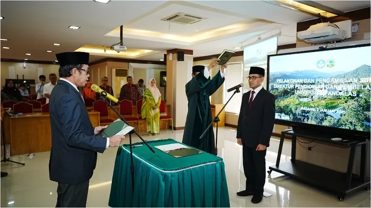 Rektor Efa Yonnedi PhD melantik Dr Mahdhivan Syafwan SSi sebagai Direktur Pendidikan dan Pembelajaran Universitas Andalas di Ruang Sidang Senat Gedung Rektorat, Kamis (2/1/2024). Humas Unand
