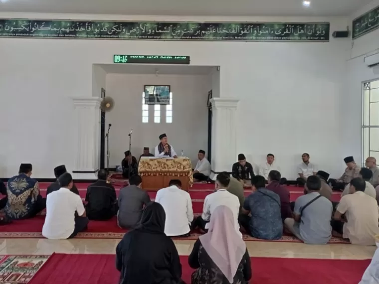 Ustad Dedi Kurniadi berikan tausiah kepada jamaah wirid bulanan ASN Pemko Pariaman, di Musala Balaikota Pariaman, Jumat pagi (31/1/2025). IST