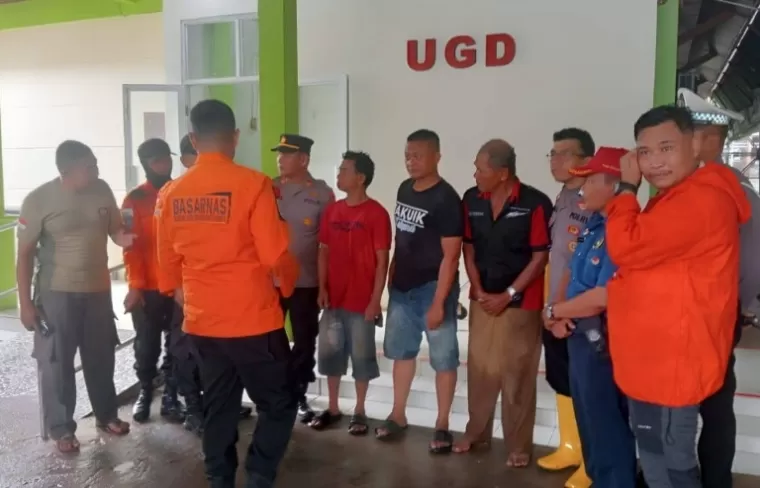 Terlihat tiga warga Bungus yang sempat tersesat berhasil ditemukan kembali tim SAR gabungan, Senin (7/1/2025). IST