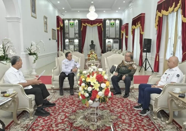 Pj Sekprov Sumbar, Pj Sekprov Sumbar, Yozawardi Usama Putra menerima kunjungan Ketua IHLC, Sapta Nirwandar dan Rektor Universitas Baiturrahmah, Prof Musliar Kasim di Istana Gubernuran Sumbar, Rabu (22/1/2025). IST