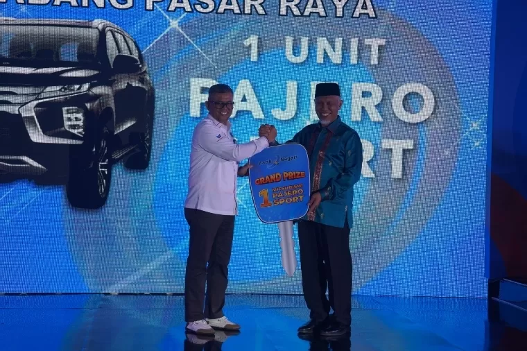 Gubernur Sumbar Mahyeldi Ansharullah menyerahkan secara simbolis hadiah grand prize kepada Pemimpin Cabang Bank Nagari Pasar Raya Hendri Masri. IST