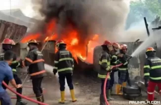 Gudang Rongsokan dan Bengkel di Lubeg Terbakar
