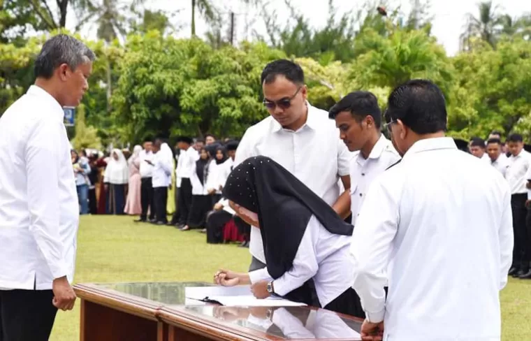 Pj Wako Pariaman, Roberia saksikan perwakilan pegawai PPPK di pemko itu tanda tangani surat pengangkatanya dalam apel gabungan, Rabu (19/2/2025). IST