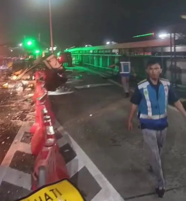 Suasana kecelakaan beruntun di Gardu Tol (GT) Ciawi pada Selasa malam (4/2/2025). IST