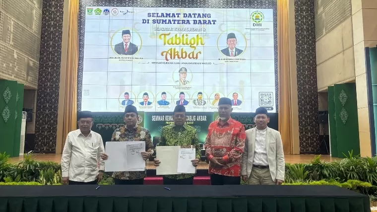 Dirut Bank Nagari Gusti Candra dan Ketua DMI Sumbar Prof Ganefri memperlihatkan nota kesepahaman kerja sama. IST