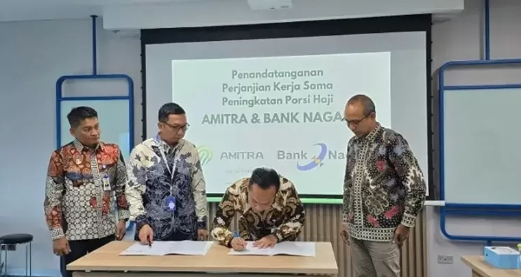 Direktur Utama Bank Nagari Gusti Candra menandatangani perjanjian kerja sama dengan AMITRA, belum lama ini. IST