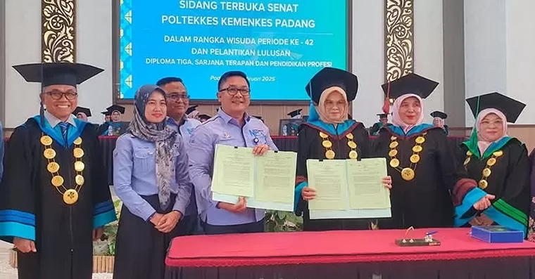 Pemimpin Cabang Bank Nagari Siteba Eka Warisman Telaumbanua dan Direktur Politeknik Kesehatan Kemenkes Padang Renidayati, S.Kp, M.Kep, Sp.Jiwa memperlihatkan  perjanjian kerja sama. IST