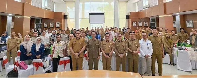 Pj Sekprov Sumbar Yozarwardi bersama Direktur Keuangan Bank Nagari, Roni Edrian saat uji coba langsung (live testing) E-Katalog versi 6. IST