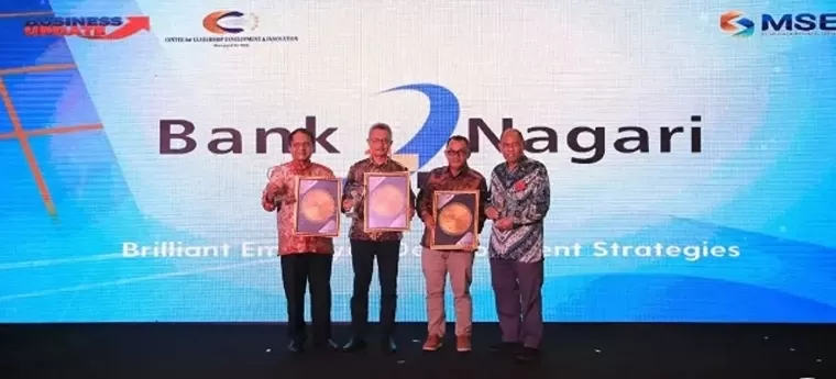 Direktur Operasional Bank Nagari, Zilfa Efrizon saat menerima penghargaan dalam ajang Indonesia Human Capital Brilliance Awards (IHCBA). IST