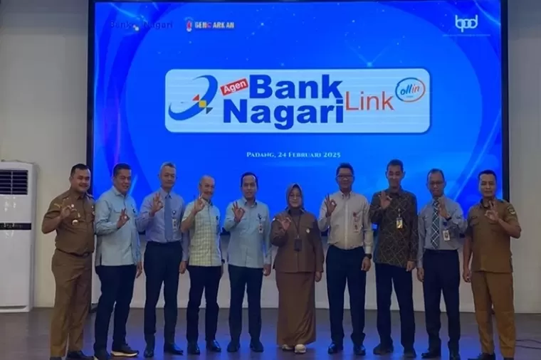 Foto bersama usai prosesi re-branding logo dan nama Lapau Nagari jadi Agen Bank Nagari Link di Gedung Padang Youth Center, Senin (24/2/2025). IST
