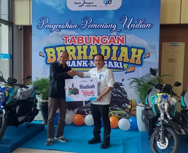 Direktur Utama Bank Nagari Gusti Candra menyerahkan hadiah umrah kepada pemenang Undian Tabungan Berhadiah Bank Nagari, Selasa (18/2/2025). IST