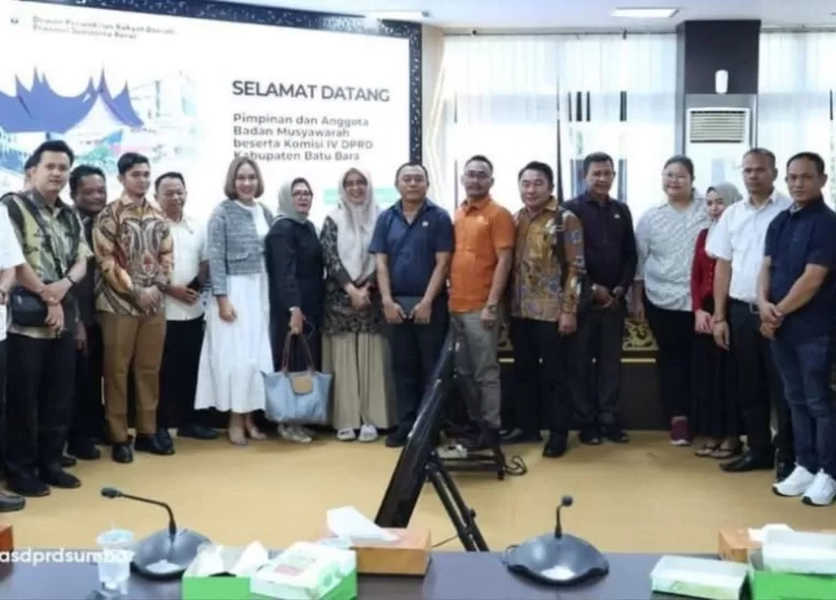 Kepala Sub bagian Keuangan Sekretariat DPRD Sumbar Yasmin bersama rombongan Banmus DPRD Kabupaten Batu Bara, Sumut, Jumat (7/2/2025). IST