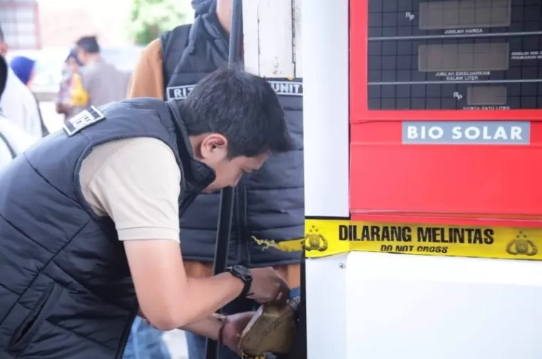 Petugas Dittipidter Bareskrim Polri memeriksa salah satu SPBU di Sukabumi kemarin. IST