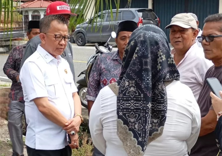 Anggota DPRD Sumbar, Benny Saswin Nasrun, saat meninjau saluran drainase di Korong Taluak Balibi Selatan, Nagari Punggung Kasiak saat reses dapil, Rabu (19/2/2025). IST