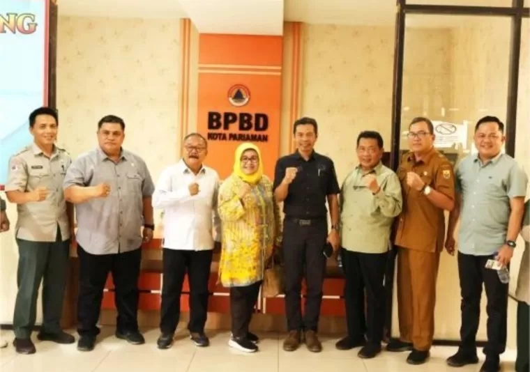 Staf Ahli Pemerintahan Hukum dan Politik Sekretariat Kota (Setko) Pariaman, Ferialdi bersama rombongan DPRD Sumbar di ruang pertemuan BPBD Kota Pariaman, Selasa (4/2/2025). IST
