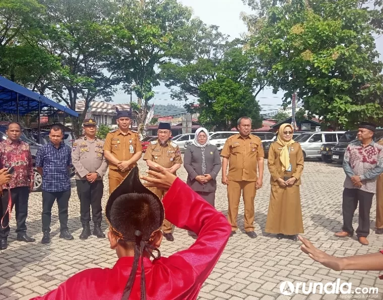 Wakil Wali Kota Padang, Maigus Nasir saat disambut Camat Lubeg Noviandi Amir saat pelaksanaan Musrenbang 2025 tingkat kecamatan itu, Selasa (25/2/2025). (dok : arunala.com)