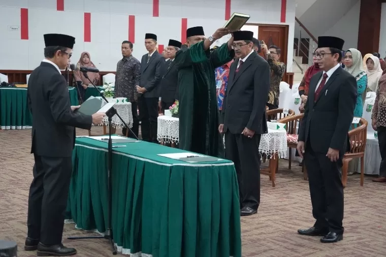 Prosesi pengambilan sumpah jabatan saat pelantikan Dekan Fakultas Kedokteran dan Fakultas Pertanian Unand di Convention Hall Unand, Selasa (11/2/2025). IST