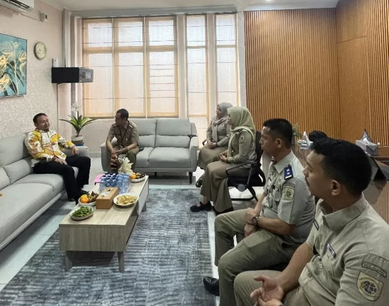 Anggota Komisi II DPR RI, Rahmat Saleh saat kunjungan ke Kantor BPN Kota Padang, Senin (24/2/2025). IST