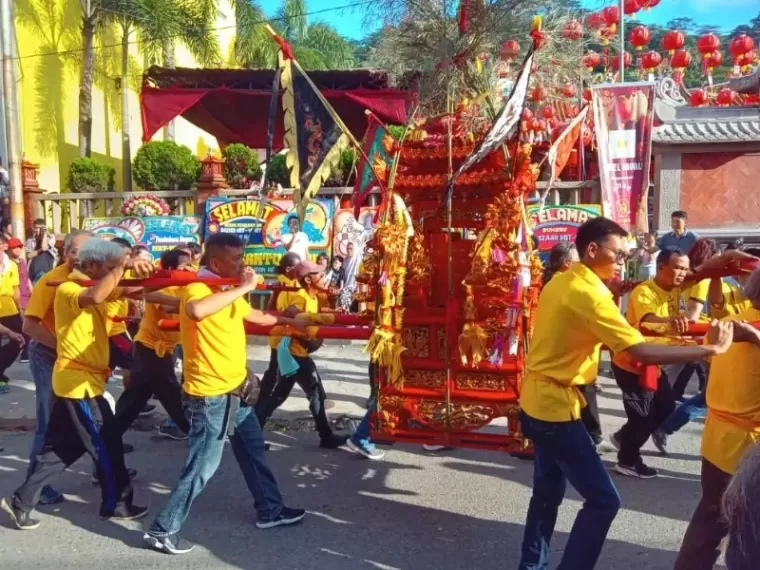 Warga Tionghoa di Kota Padang mengarak Kio saat perayaan Cap Gomeh 2025 di kawasan Kota Tua, Kota Padang, Minggu sore (9/2/2025). (dok : arunala.com)