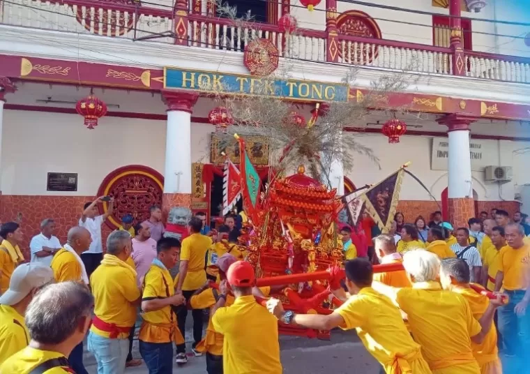 Arakan empat dewa ini diiringi naga dan barongsai yang pada festival Capgomeh di Pondok, Kota Padang, Minggu sore (9/2/2025). (dok : arunala.com)