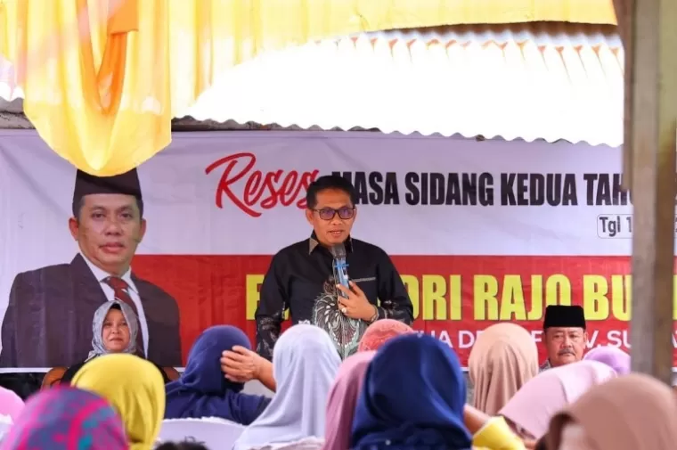 Wakil Ketua DPRD Sumbar, Evi Yandri Rajo Budiman saat menjemput aspirasi masyarakat Batipuah Panjang, Koto Tangah, Sabtu sore (22/2/2025). IST