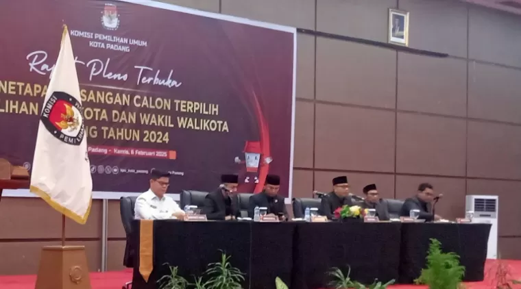 Komisioner KPU Kota Padang tandatangani surat keputusan hasil penetapan Wali Kota dan Wakil Wali Kota Padang terpilih periode periode 2025-2030 dalam rapat pleno terbuka di Padang, Kamis (6/2/2025). (dok : arunala.com)