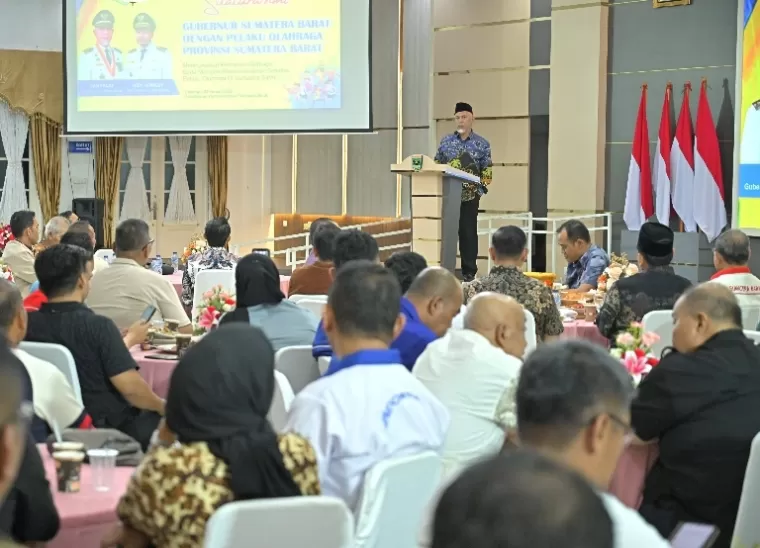 Gubernur Sumbar Mahyeldi saat hadiri silaturahmi para pegiat dan pelaku dunia olahraga se-Sumbar di Auditorium Gubernuran, Kamis (13/2/2025). IST