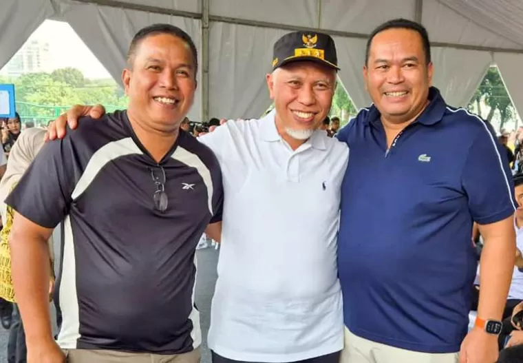 Terlihat Wako dan Wawako terpilih Kota Pariaman, Yota Balad dan Mulyadi bersama Gubernur Sumbar terpilih Mahyeldi di lapangan Monas Jakarta, Selasa (18/2/2025) siang. IST