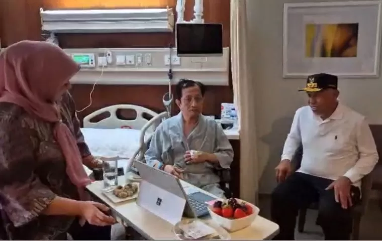 Gubernur Sumbar Mahyeldi saat jenguk Menag KH Nasaruddin Umar di Rumah Sakit Pondok Indah, Jakarta, Selasa (18/2/2205). IST