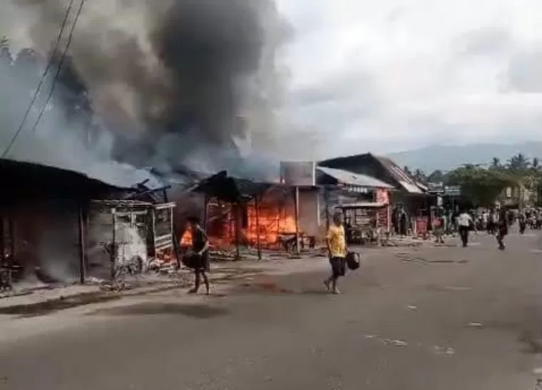 Terlihat warga memadamkan api yang membakar bangunan dan gudang kulit kayu manis gunakan alah sederhana jelang datangnya pihak Damkar, di lokasi kejadian di Tabing Bungo Pasang, Kota Padang, Selasa pagi (4/2/2025). IST